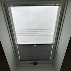 żaluzja plisowana w oknie dachowym